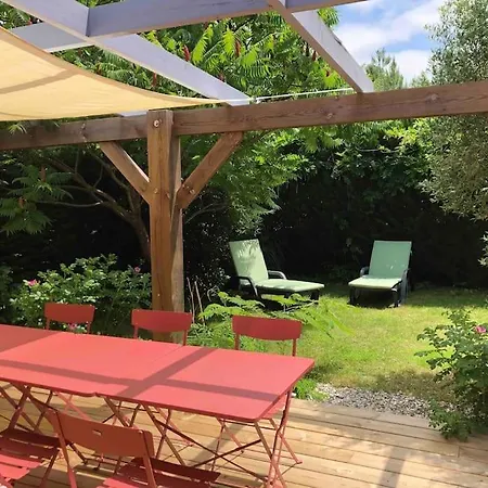 House De Charme A Messanges. La Maison Bleue بيت للعطل *